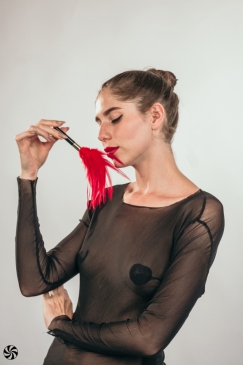 Burlesque Plume - Тиклер, 23 (красный)