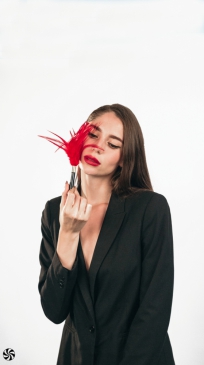 Burlesque Plume - Тиклер, 23 (красный)